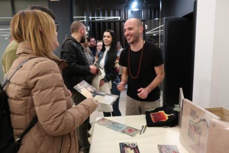 Deljenje avtogramov zvesti publiki